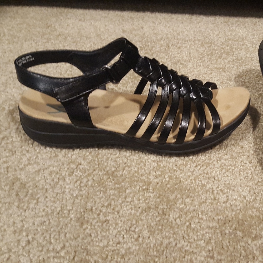 Yuu brand black wedges